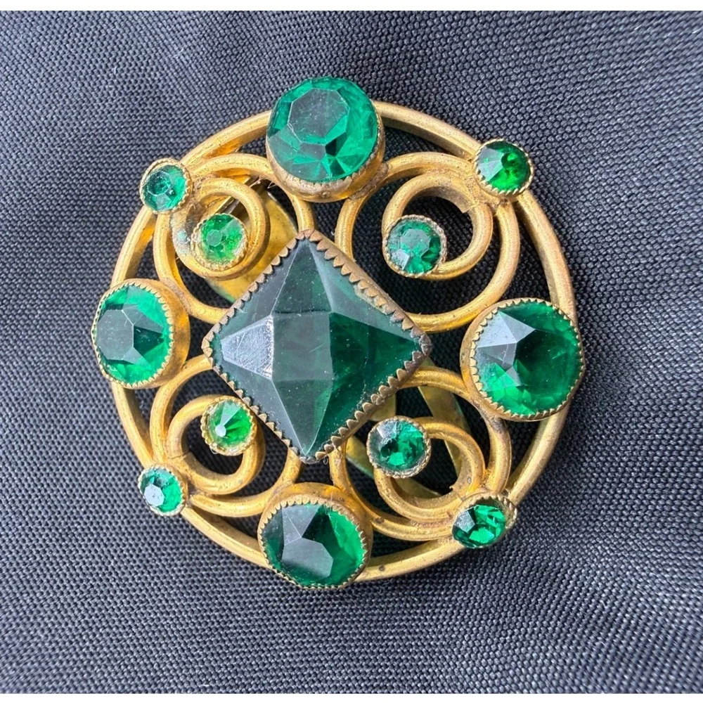 Vintage Emerald Green Glass Gold Tone Scrollwork Edwardian Dress Clip